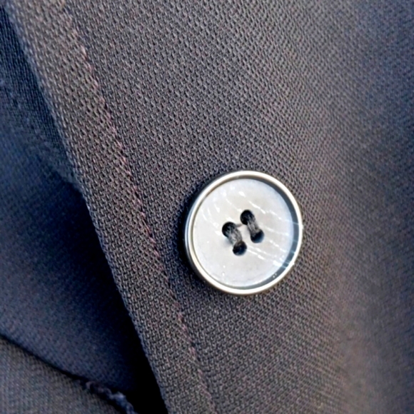 FIRST ISSUE LIZ CLAIBORNE LADIES BLACK (4) BUTTON JACKET/BLAZER (INDONESIA) - Picture 16 of 17